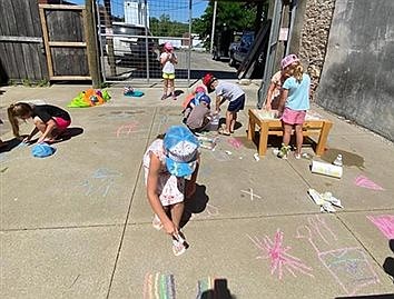 Kid's art camp livens up Main Street